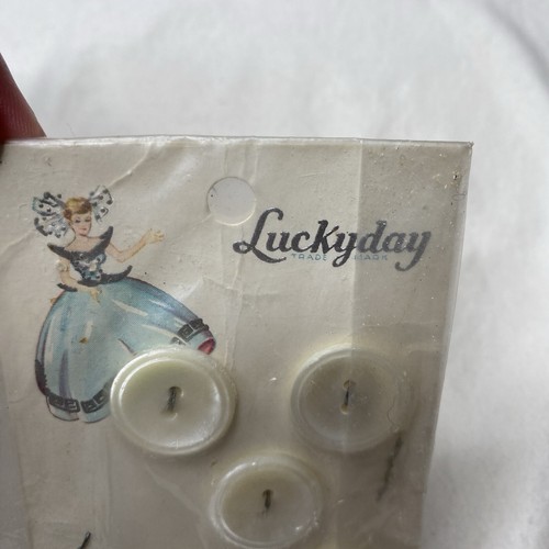 Vintage LuckyDay Carded Ocean Pearl Buttons 1 Cards 5 Buttons Style 25 Size 30 - Picture 2 of 5