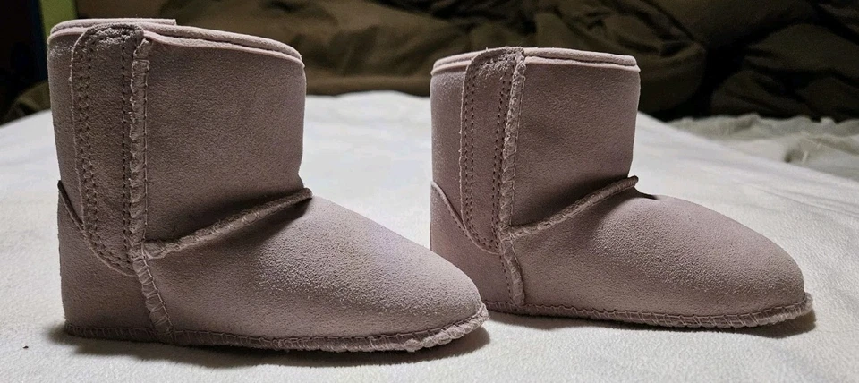 Botas Baby UGG Clásicas Gamuza 4/5 (12-18 meses) Seashell Rosa Limpiador y Estado. Incl Foto 2 de 4