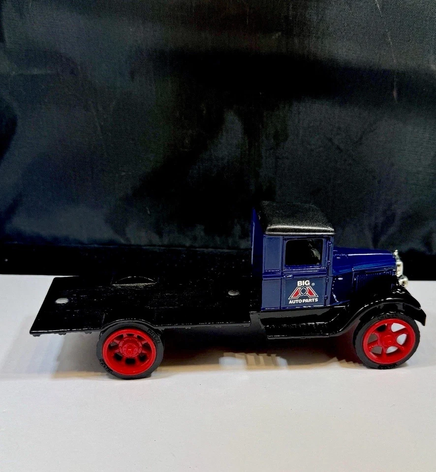 Camión Hawkeye ERTL 1931 piezas de automóviles grandes cabina azul plataforma negra hecho en EE. UU. Foto 3 de 4