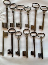 Clef, Chiave, Schlüssel .Lot de 12  grandes clefs de 14 à 19 cms.