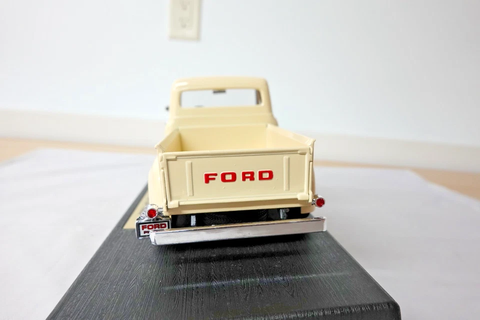Camioneta Ford F100 1953 Yat Ming 92148 bronceada Trk Road Legends Collection escala 1:18 Foto 2 de 4