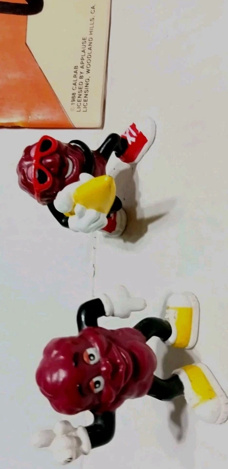 Lote de recuerdos vintage de pasas de California: libro de cuentos/imágenes y 4 estatuillas de PVC Foto 3 de 4