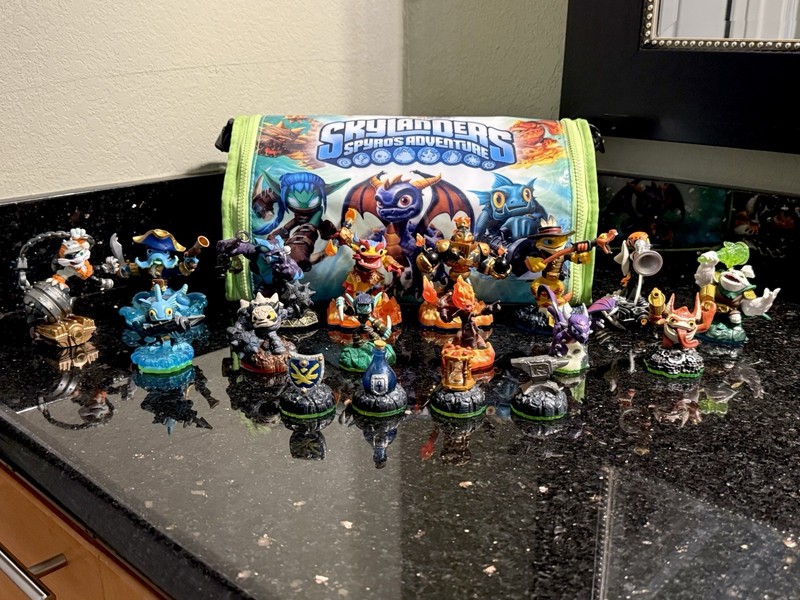 Skylanders Lot of 14 Figures + So Nice Carrying Bag + 4 Magical Items
