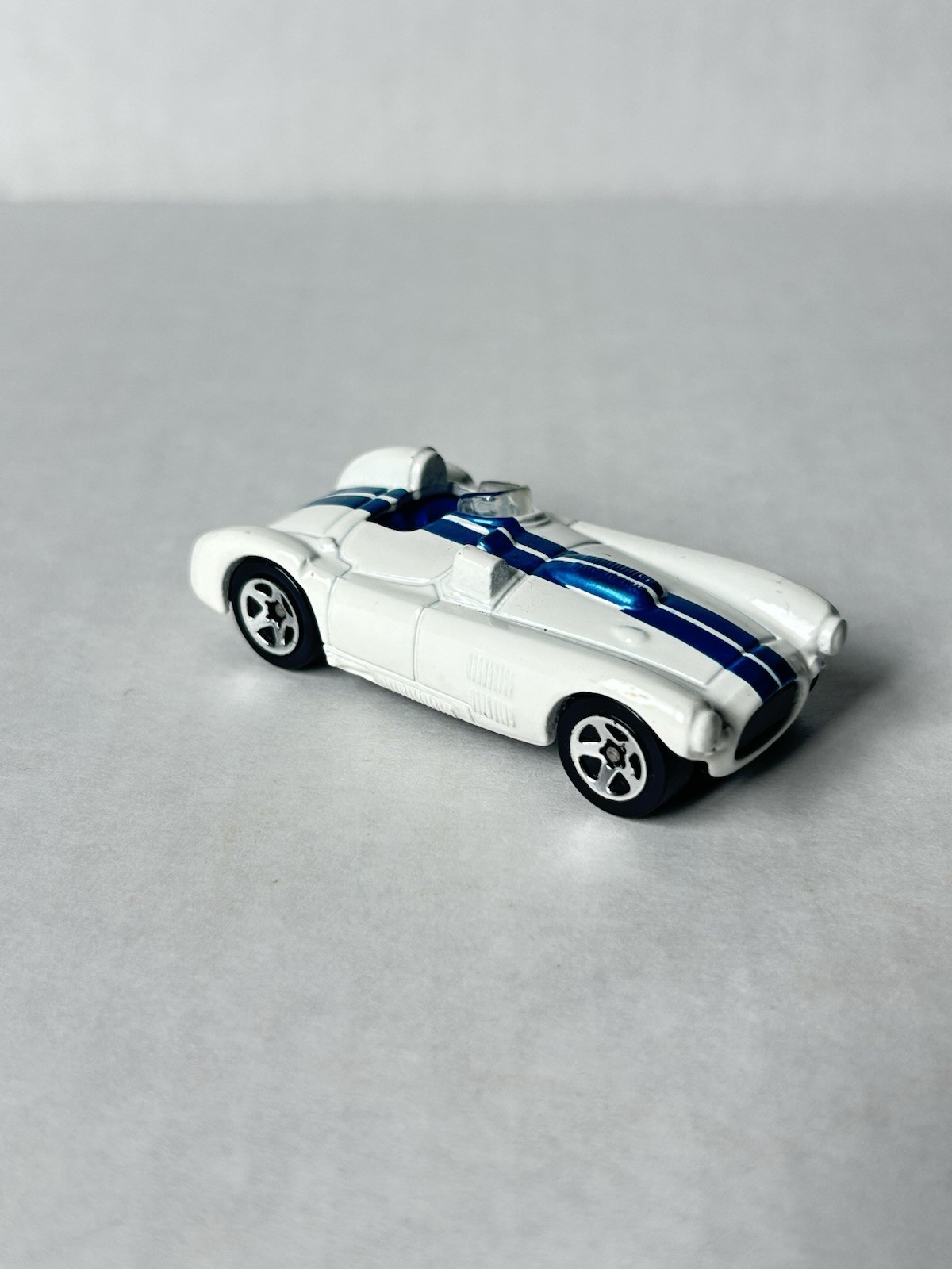 Hot Wheels - 2001 Cunningham C4R - White/ Blue Stripes 1:64 Die Cast Pre Owned