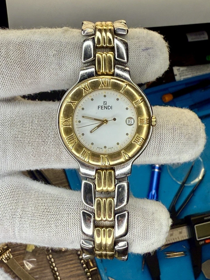Relógio FENDI 900G 36mm mostrador de data branco fabricado na Suíça dois tons excelente - Imagem 2 de 4