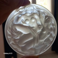 Boîte ronde naïade en verre pressé. 
