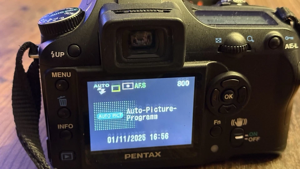 Pentax K K100D Super 6.1MP Digitalkamera - Schwarz (Kit mit AL 18-55mm Objektiv) - Bild 2 von 4