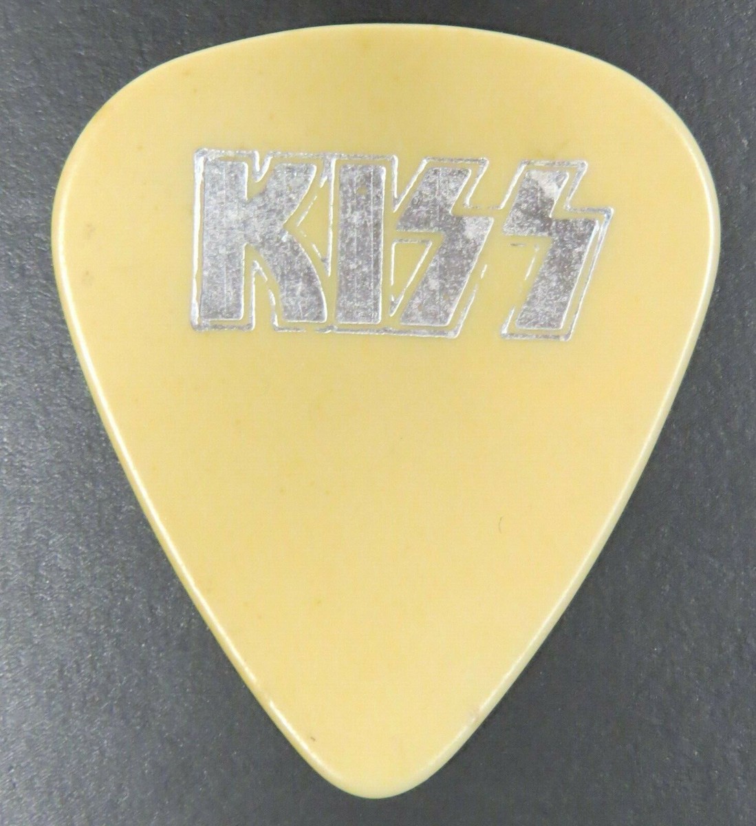 KISS ジーン シモンズ 83年 ギターピック KISS キッス ジーン・シモンズ Alive ギターピック - メルカリ