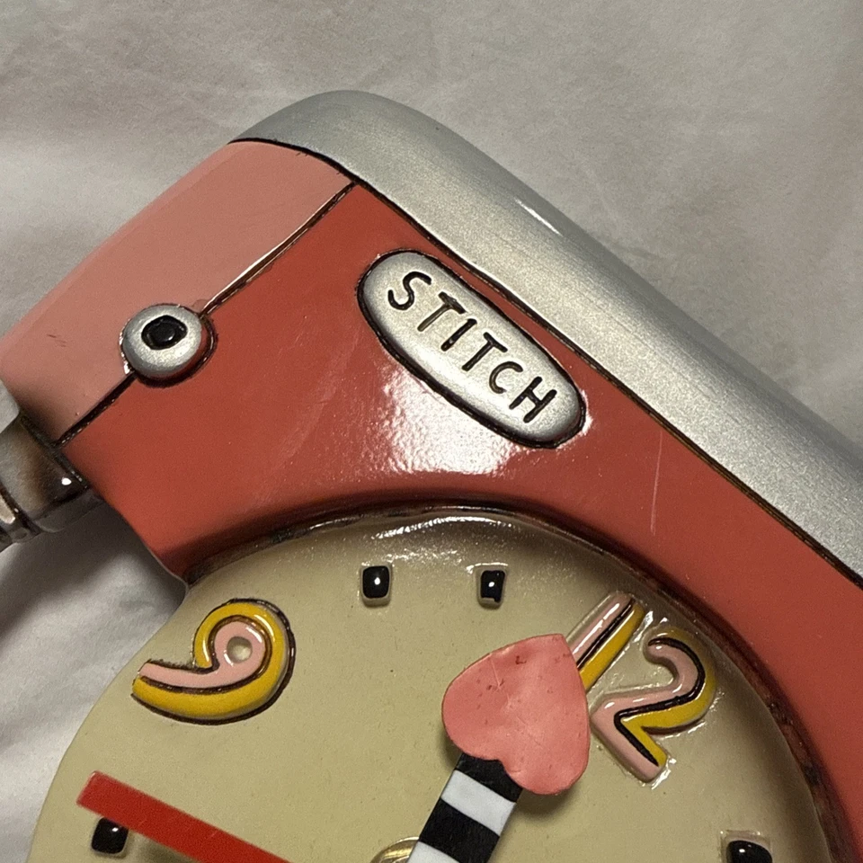 Reloj de pared Allen Design Stitch con péndulo Foto 4 de 4