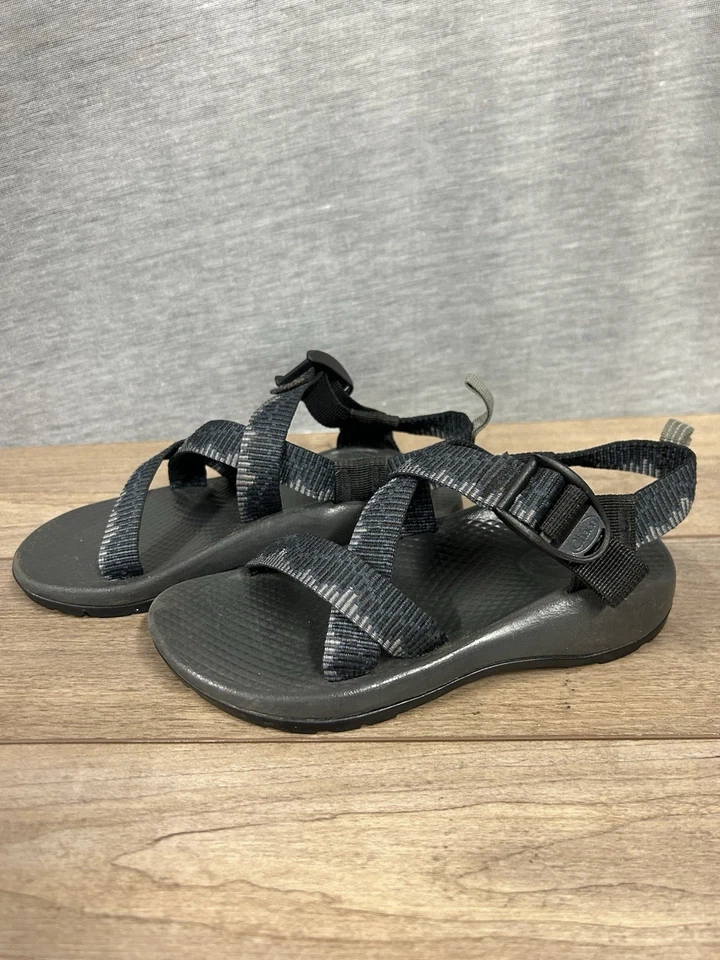 Sandalias de senderismo al aire libre Chaco para niños talla 1 negras azules grises con correas Foto 2 de 4