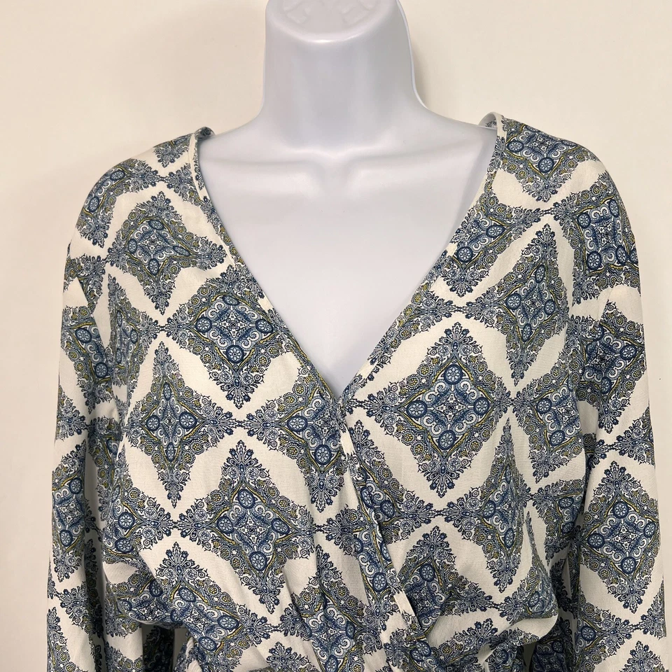 Mameluco Fifteen Twenty para mujer manga larga mediana cuello en V con pantalones cortos ligeros Foto 2 de 4