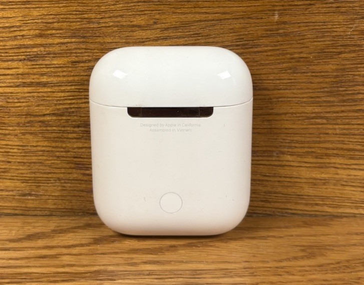 Apple AirPods 1st Generation Wireless Earbuds w Charging Case