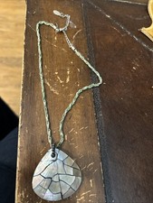 Collana Guess vintage filo verde attraverso catenina argento