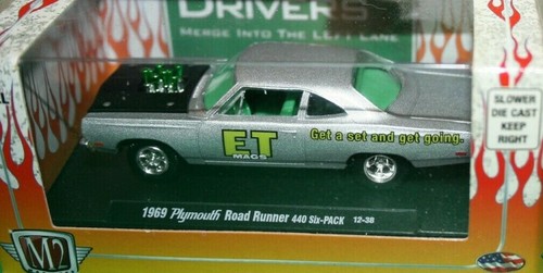 M2 MUSCLE MACHINES 2013 1969 PLYMOUTH ROAD RUNNER SILVER - Picture 3 of 3