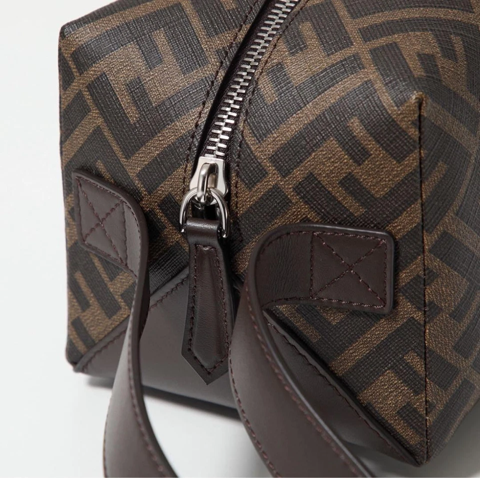 Bolso sin asas FENDI 7N0150 AFCB FF Logo Lona PVC Cuero Marrón Logo de Japón Foto 3 de 4