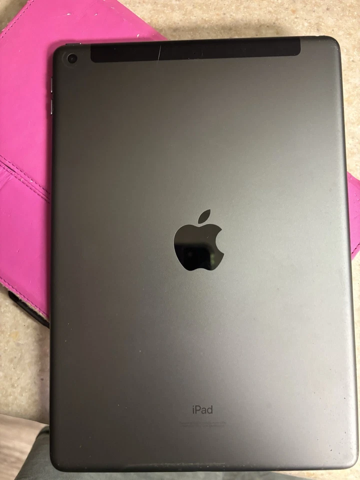 Apple iPad 8th Generation 128GB Space Gray WiFi Pre-owned - Image 3 of 3
