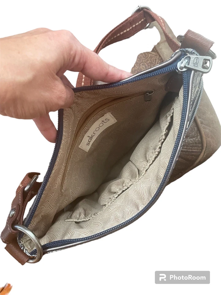 Bandolera básica SAKROOTS Desert Spirit en azul floral triple cremallera Foto 4 de 4