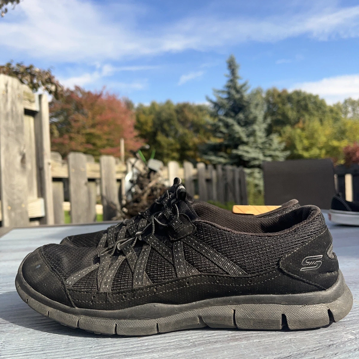Skechers top strolling out