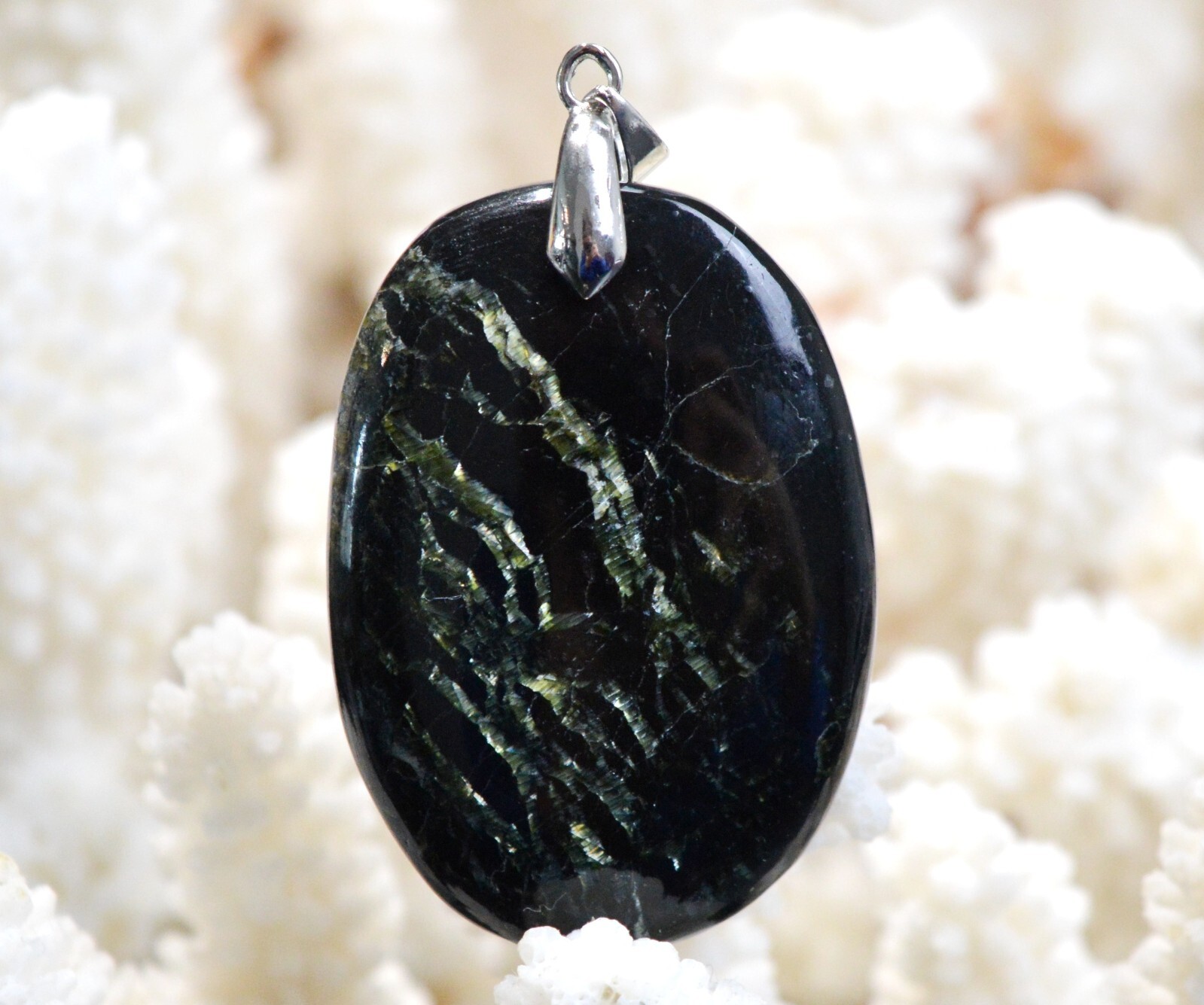 Pendentif Serpentine de 67 carats avec sa pierre naturelle d'Italie en cabochon unique