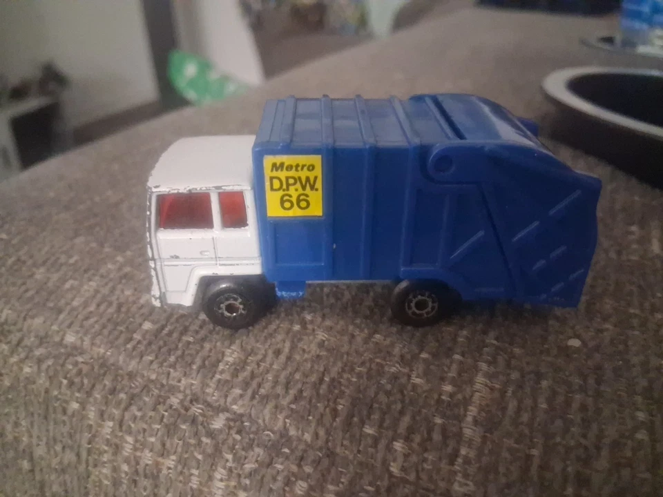 Matchbox Superfast 1979 Refuse Truck No. 36 Metro DPW 66 Blue White Diecast - Image 4 of 4