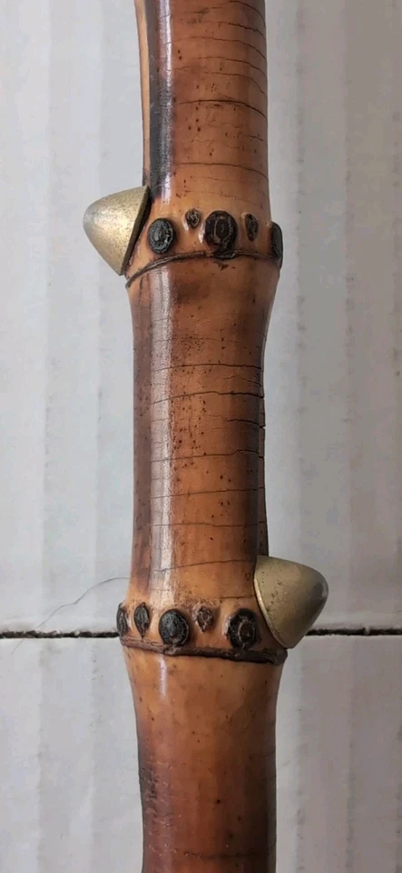 Cuerno de zapato vintage de 26" con mango largo tachonado de bambú Foto 4 de 4