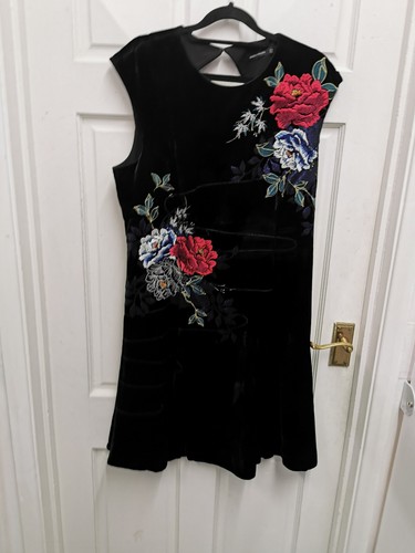 Karen Millen Gr. 16 DD239 schwarz rot Samt Scater Kleid