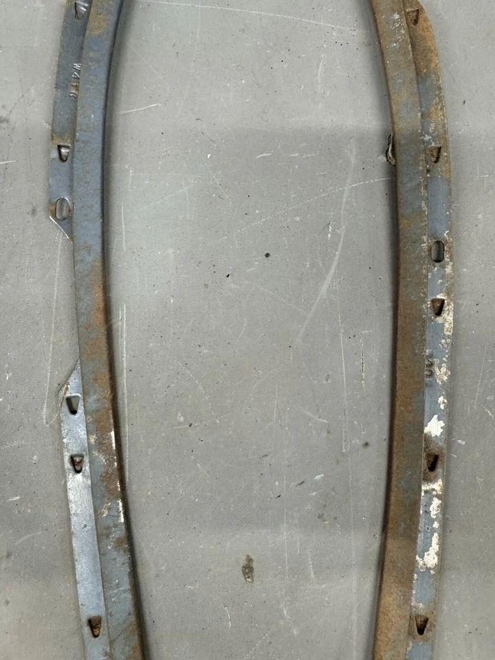 Chevy Impala 1959 1960 puerta abatible panel de jamba tachuela tira retenedor derecha derecha BelAir OEM Foto 3 de 4