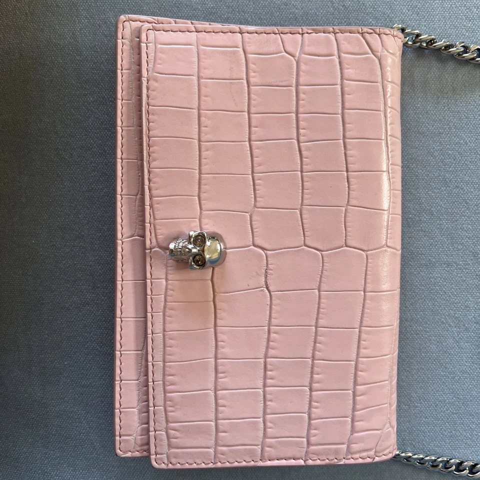 Bolso Calavera Alexander McQueen con Estampado de Cocodrilo en Rosa Foto 2 de 4