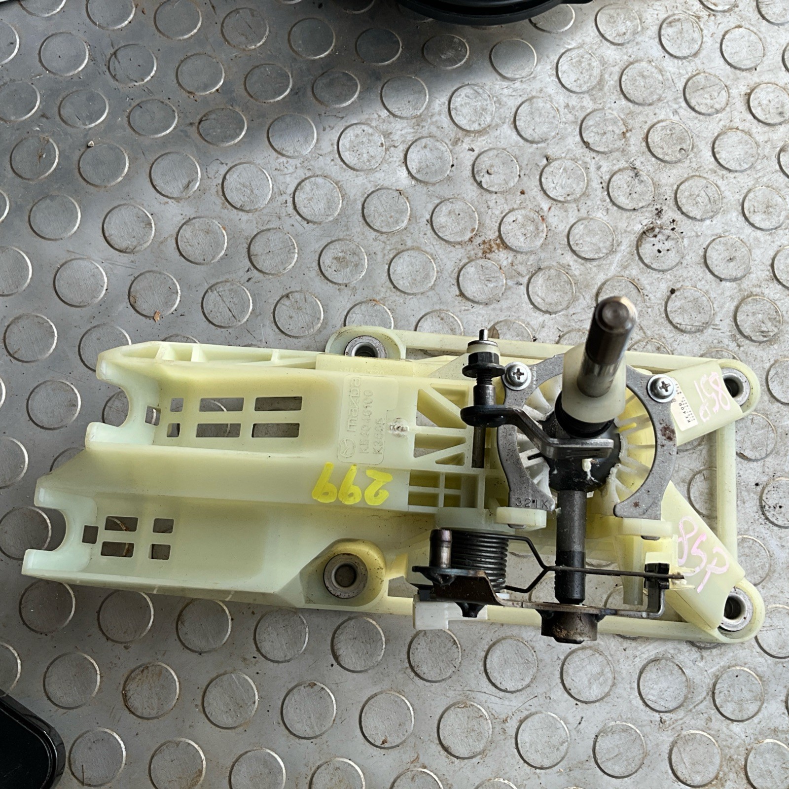 2015 Mazda 3 gear selector Manual shifter KE4046100 DEU27185