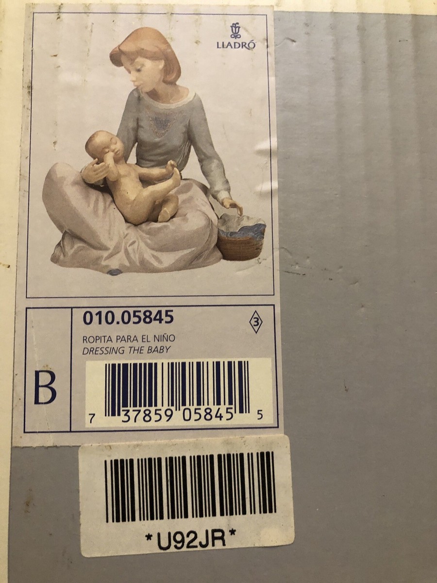 リヤドロ DRESSING THE BABY