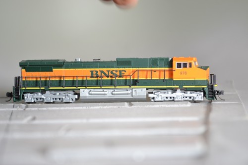 88488 Escala N KATO C44-9 BNSF BURLINGTON NORTH SANTA CONEXIÓN MOTOR DCC | Condition: New