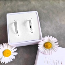 Coppia di fedi in oro bianco 9 carati. Fedi nuziali Flores, fedi economiche oro