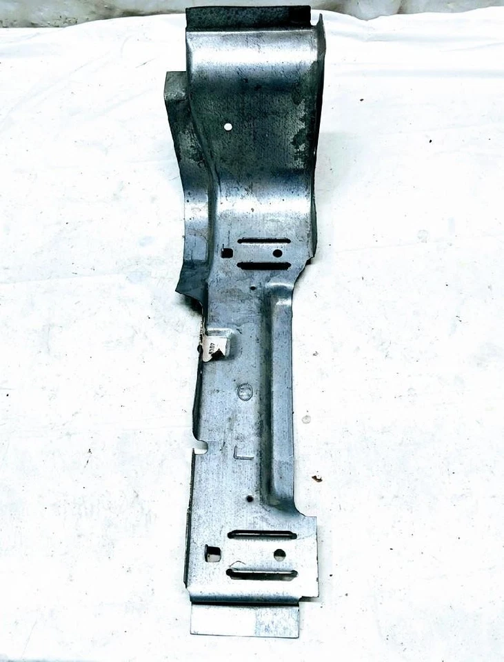 GM 20284348 1990-96 Buick Century LH Frontal Extremo Inferior Exterior Barra de Atar Refuerzo Foto 3 de 4