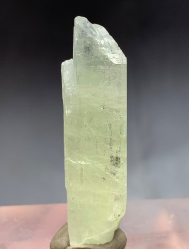 Hermoso cristal de kuncita natural de 46 quilates de Afganistán