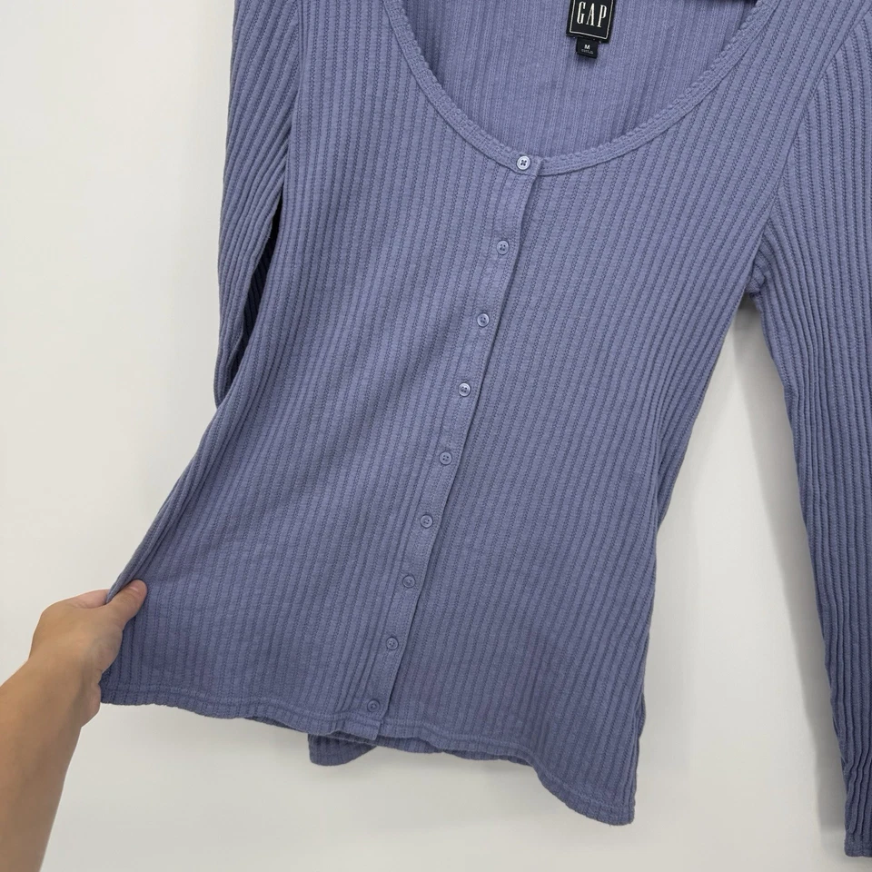 Blusa Gap Roxa Azul Pointelle Botão Frontal Manga Longa Tamanho Médio - Imagem 3 de 4