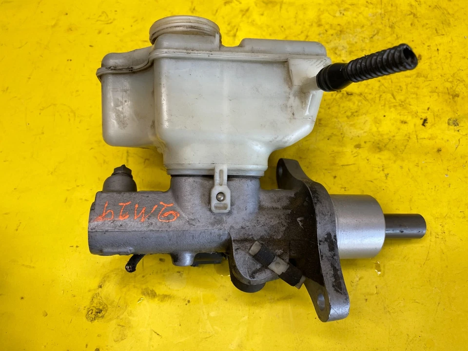 2008 VOLKSWAGEN RABBIT BRAKE MASTER CYLINDER W/RESERVOIR TANK OEM 1K1 611 301 - Image 3 of 4