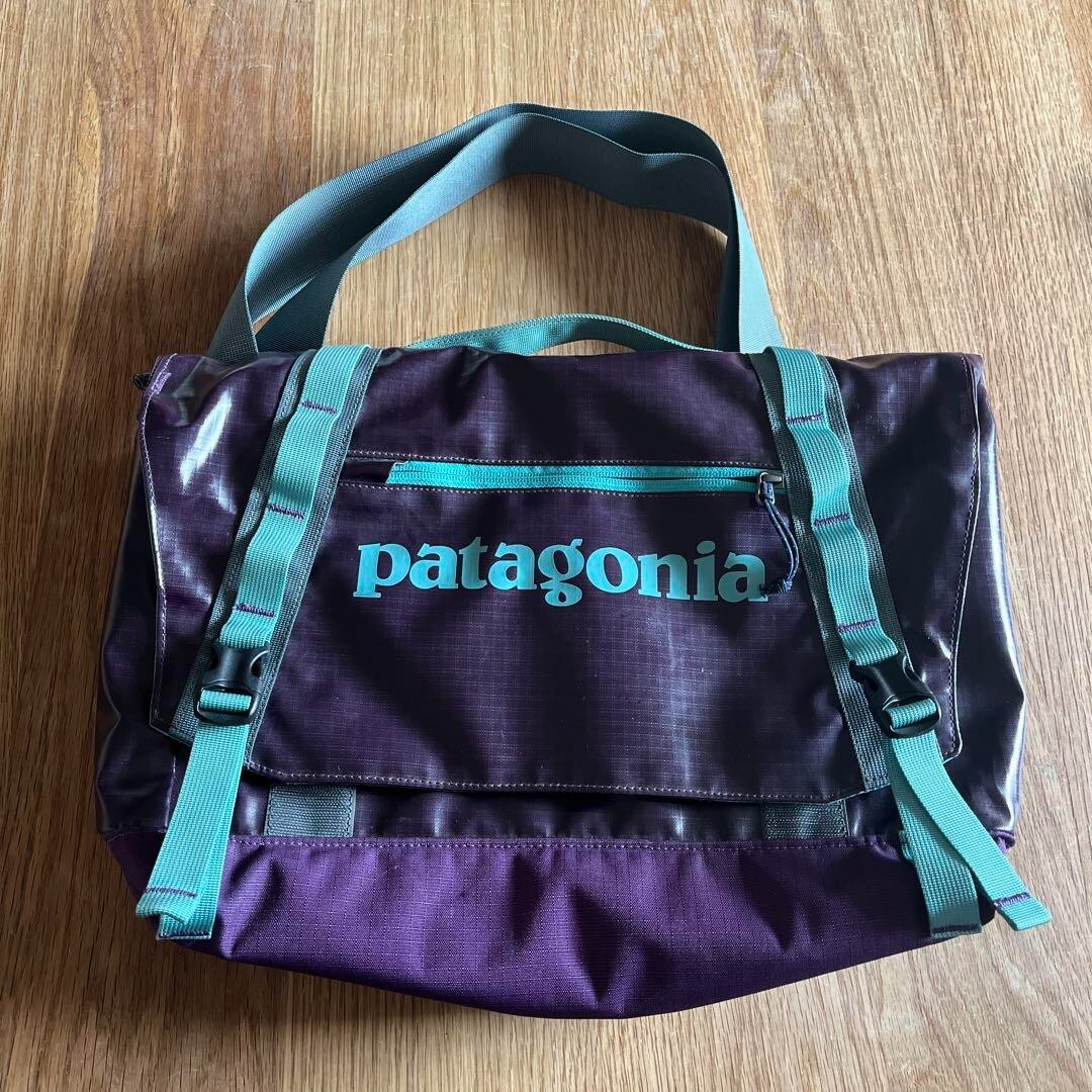 Patagonia Black Hole Mini Messenger Bag 12L Purple E-Green Patagonia Black Hole Mini Messenger Bag 12L Purple E-Green