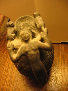 CRUCHE ROMAINE EN BRONZE AVEC ANSE HOMME AVEC DEUX CHIENS