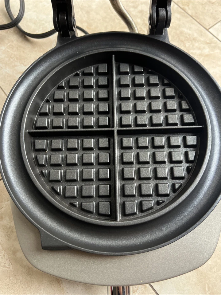 Breville® 4-Slice No-Mess™ Classic Round Waffle Maker - BWM520XL - 900 Watts - Image 2 of 4