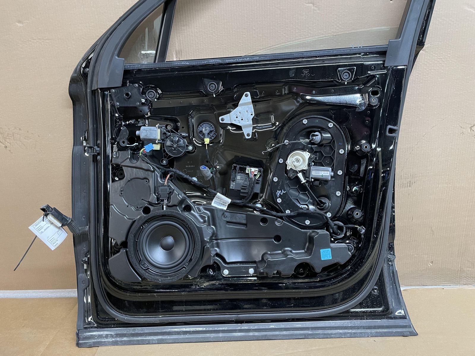 2018 BENTLEY BENTAYGA FRONT RIGHT SIDE DOOR W/O MIRROR & HANDLE W/ WINDOW GLASS