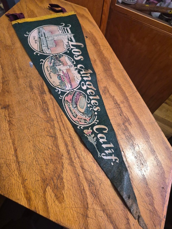 Vintage 1950s-60s 27" Los Angeles, California felt souvenir pennant