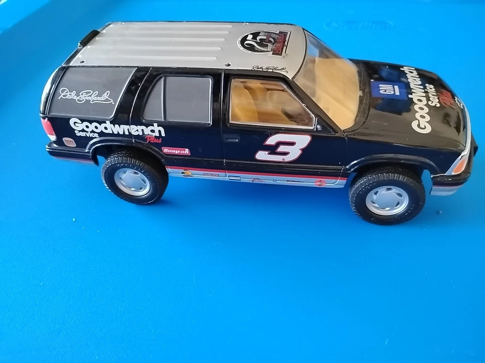 Camión Goodwrench Dale Earnhardt Chevy Service Plus Foto 2 de 4