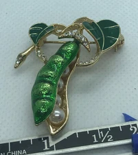 PIN BROOCH VINTAGE GREEN ENAMEL PEA POD WITH 5 PEARL PEAS CRYSTAL ACCENT LEAVES