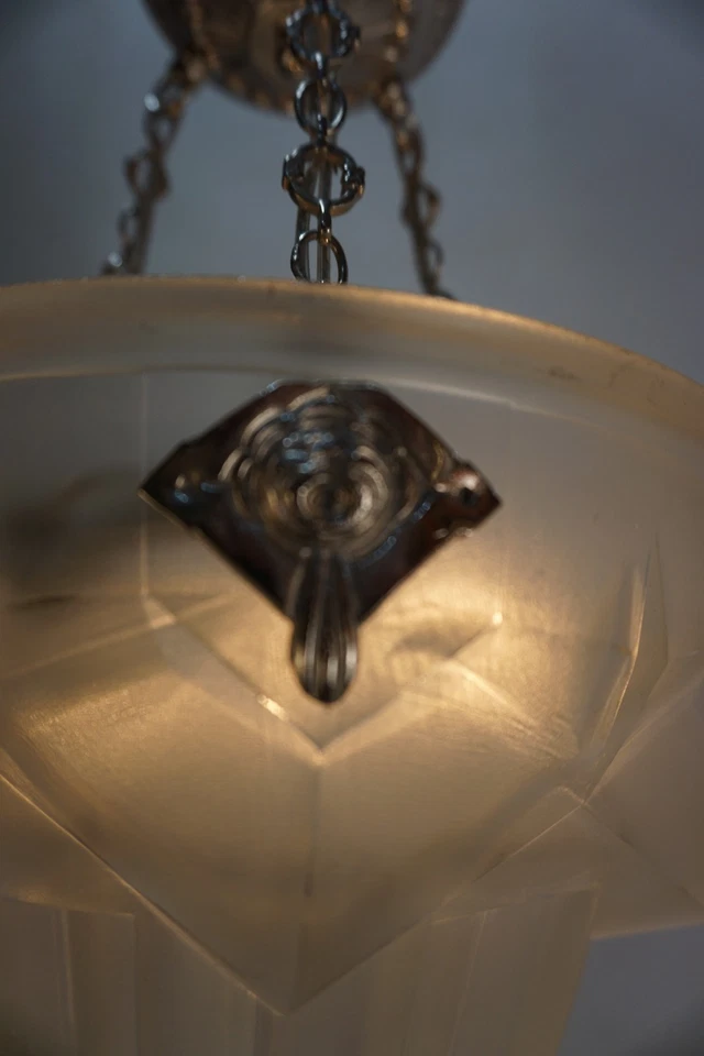 DEGUE : A 1930 ART DECO PENDANT ... muller era chandelier France lamp - Image 3 of 4
