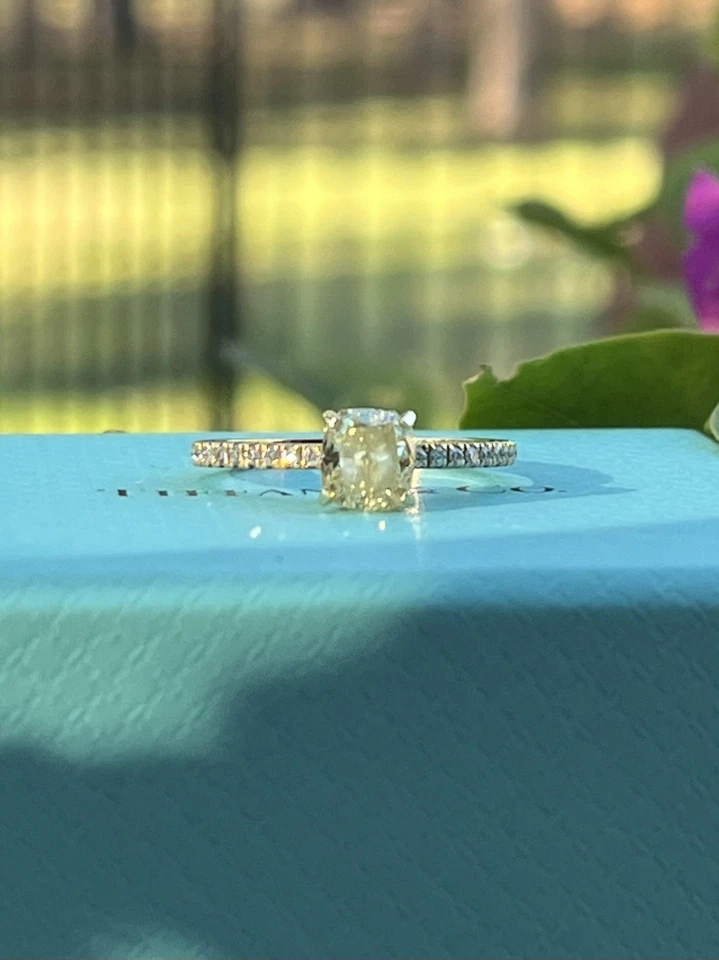 Anillo de compromiso Tiffany & Co verdadero elegante cojín amarillo diamantes oro amarillo de 18 quilates  Foto 2 de 4