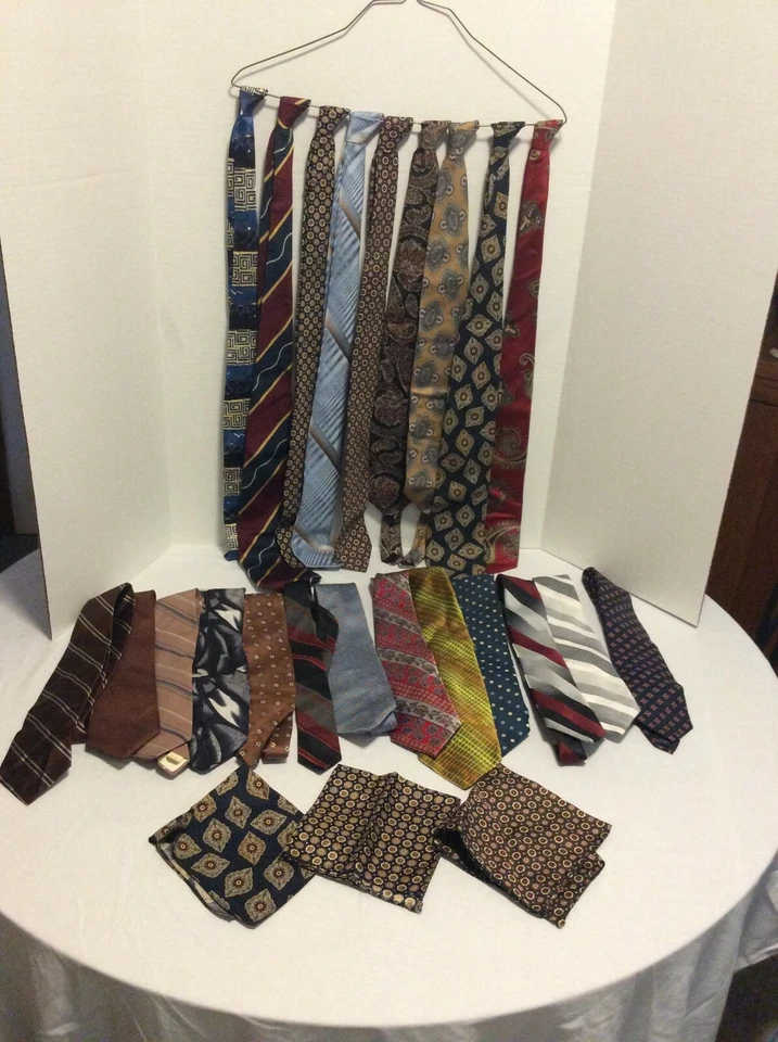 Lot of 22 Older Men's Ties + 2 Matching Handkerchiefs - Image 2 of 4