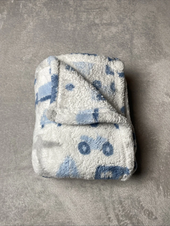 Manta Bebé Transporte Vehículos Coche Barco Avión Camión Blanco Azul Gris Vellón Foto 2 de 3