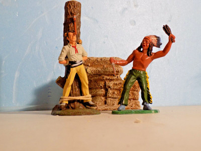 2 Elastolin 7cm 1950's AT THE STAKE (Nov. Listing)