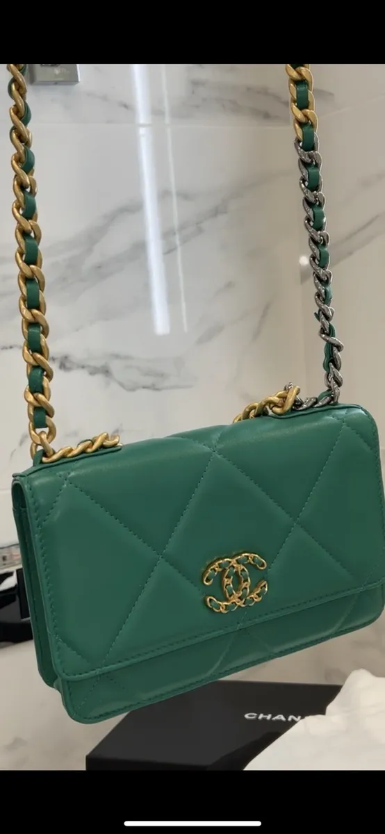 Authentic NEW Color Chanel 19 Wallet On Chain 2022 Green Crossbody Bag WOC