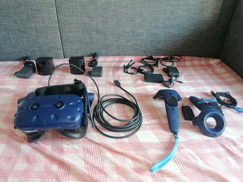 HTC Vive Pro Virtual Reality Full Kit, con steam VR base station 2.0 - Image 3 of 4
